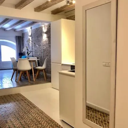 Revamped Historic 3 In Center Apartamento